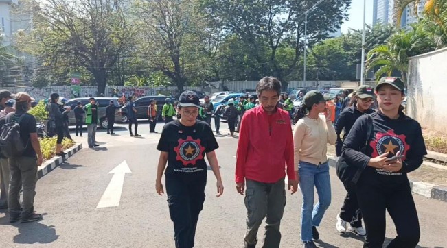 Artis sekaligus anggota DPR Rieke Dyah Pitaloka hadiri pemakaman Affan Kurniawan di TPU Karet Bivak Jakarta Pusat, Jumat (29/8/2025). [FTNews]